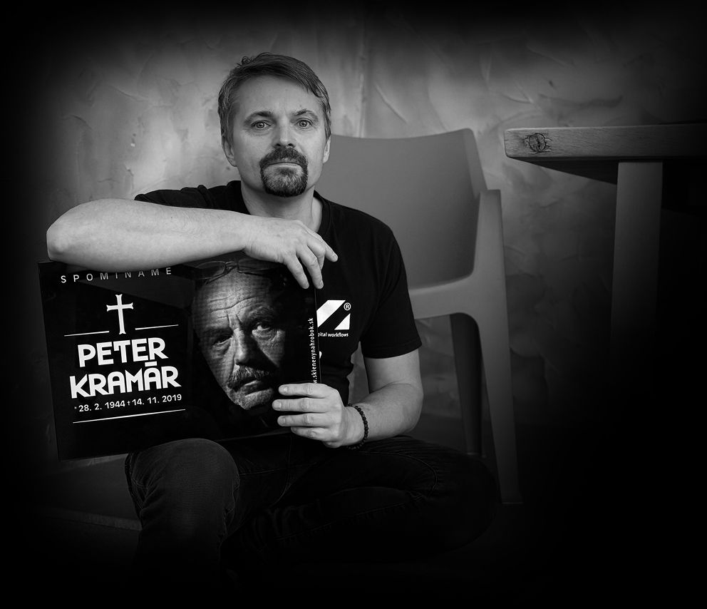 Skleněný náhrobek - About us