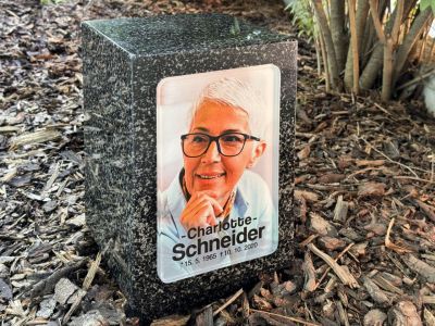 urna de granito con fotografía en color de vidrio