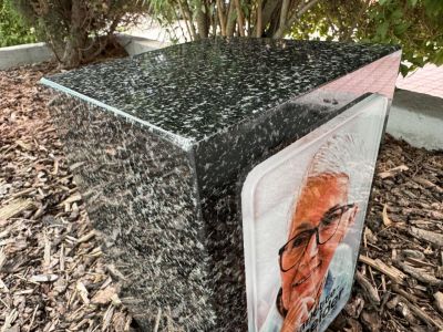 urna de granito con fotografía en vidrio a color