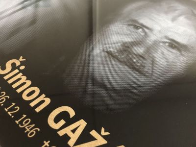 Fotografía para tumba con letras doradas