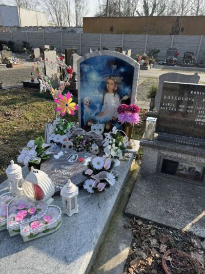 Lápida de vidrio con garantía de color por 100 años en exteriores