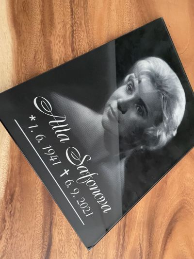 Lápida de vidrio con garantía de color por 100 años en exteriores