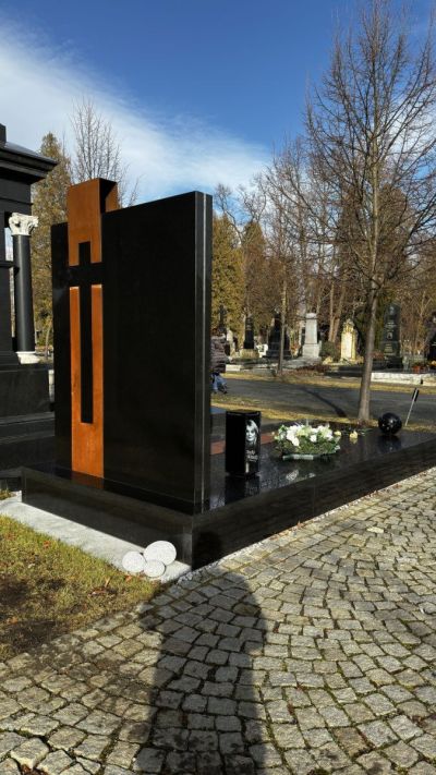 Linterna para tumba con rostro y cruz de acero Corten