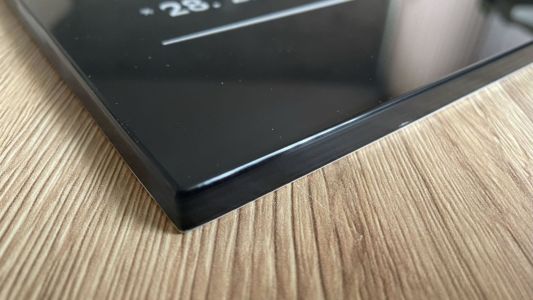 Borde pulido de una placa de vidrio para columbario