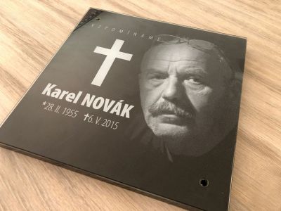 Placa de vidrio transparente con impresión blanca laminada sobre una losa de granito