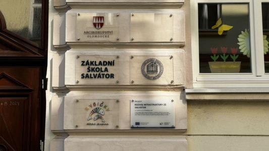 Placa de vidrio con logotipo e inscripción