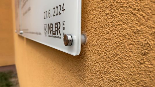 Placa conmemorativa con soportes puntuales