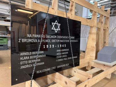 Placa de vidrio con logotipo e inscripción