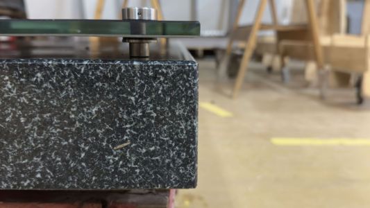 Placa conmemorativa con soportes puntuales