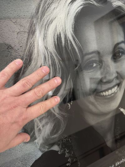 Placa conmemorativa de vidrio con linograbado