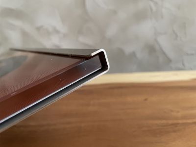 Placa de vidrio con fotografía en un soporte de acero inoxidable