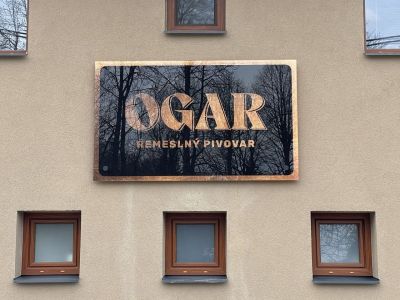 Placa de vidrio con logotipo e inscripción