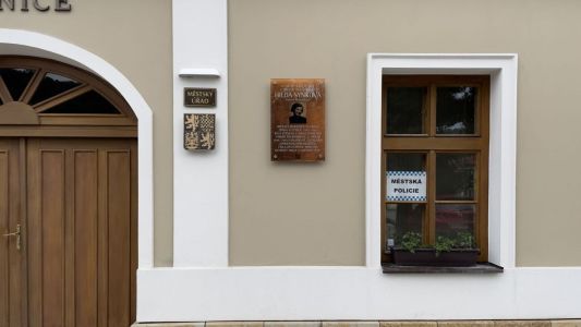 Placa conmemorativa con fotografía